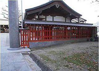福岡県福岡市S神社　木製作りの外柵（朱色）塗装施工例　塗装前