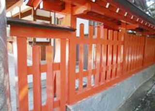 福岡県福岡市S神社　木製作りの外柵（朱色）塗装施工例　塗装完了